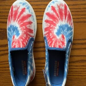 Skechers Poppy Hippie Hype Womens Slip-On Shoes - Red & Blue Tie-Dye Size 9